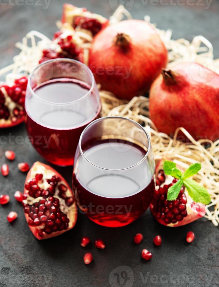 granatäpplejuice med färska granatäpplefrukter foto