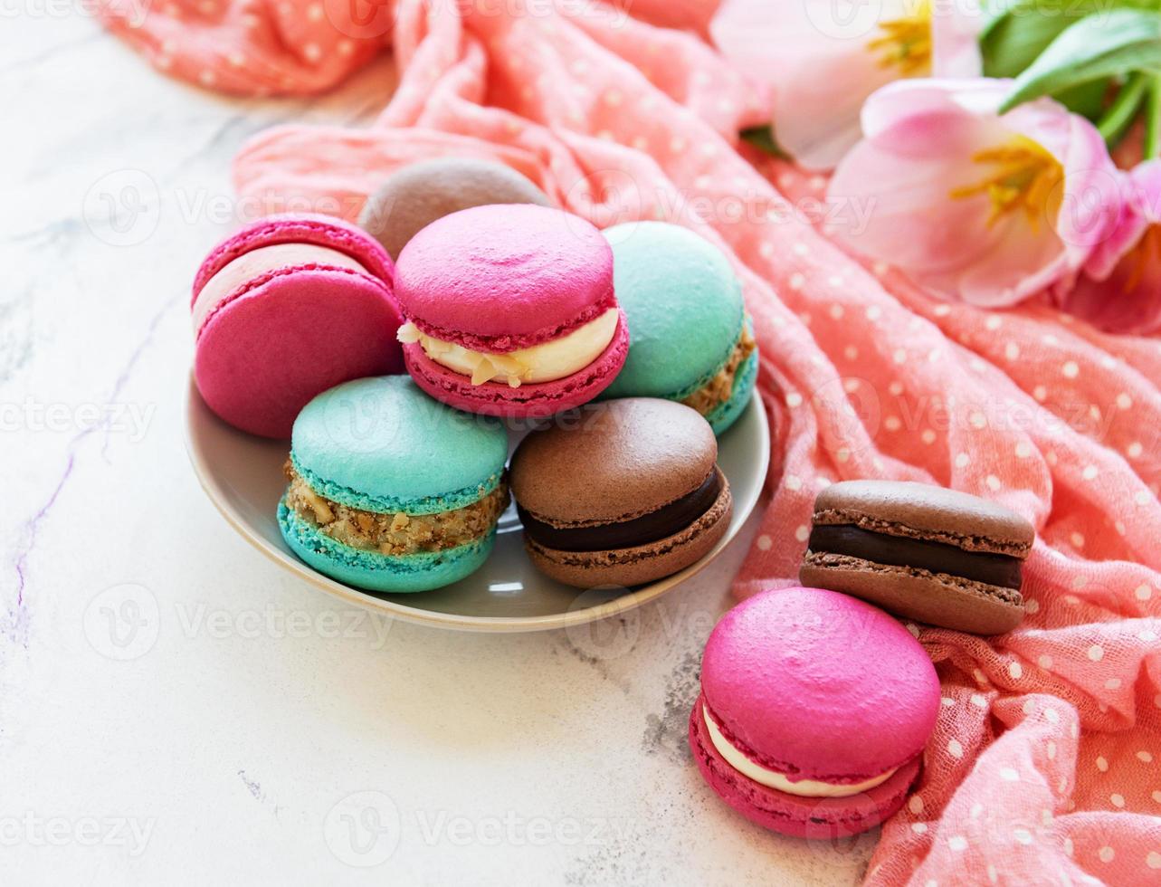 färgglada macaroons och tulpaner foto