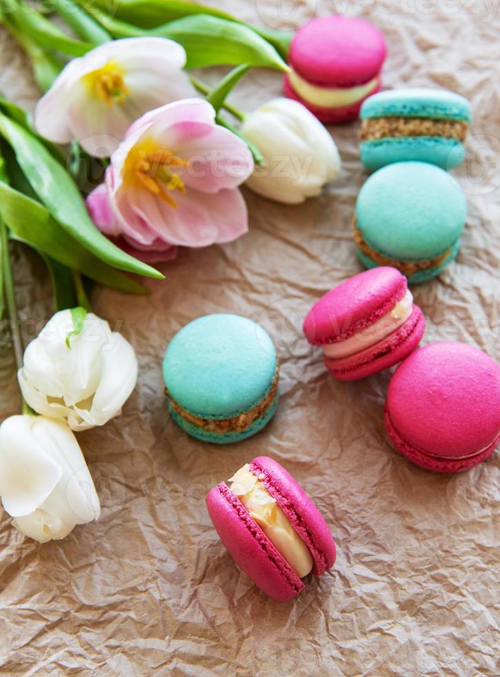 färgglada macaroons och tulpaner foto