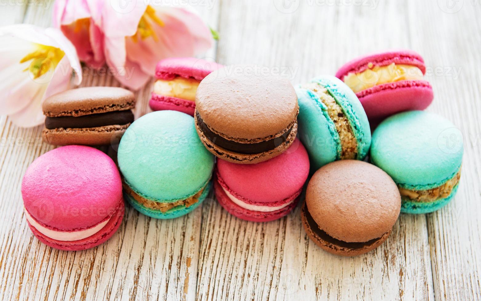 färgglada macaroons och tulpaner foto