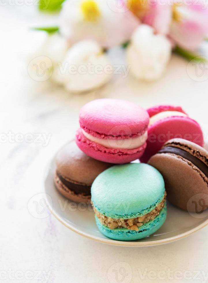 färgglada macaroons och tulpaner foto