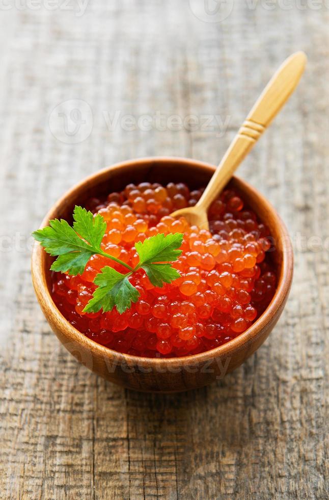 röd kaviar i skål foto