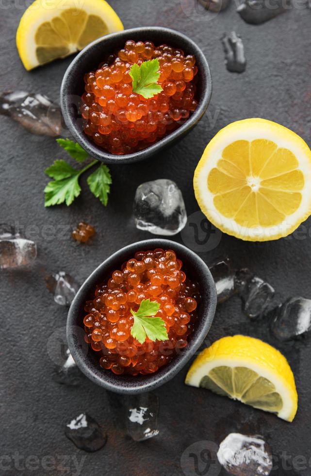 röd kaviar i skålar foto