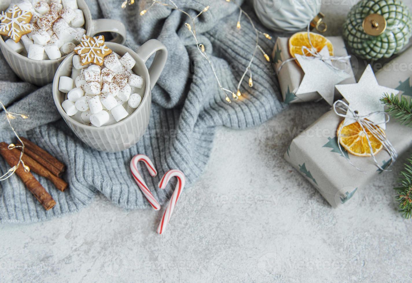 varm choklad med marshmallows, varm mysig juldrink foto