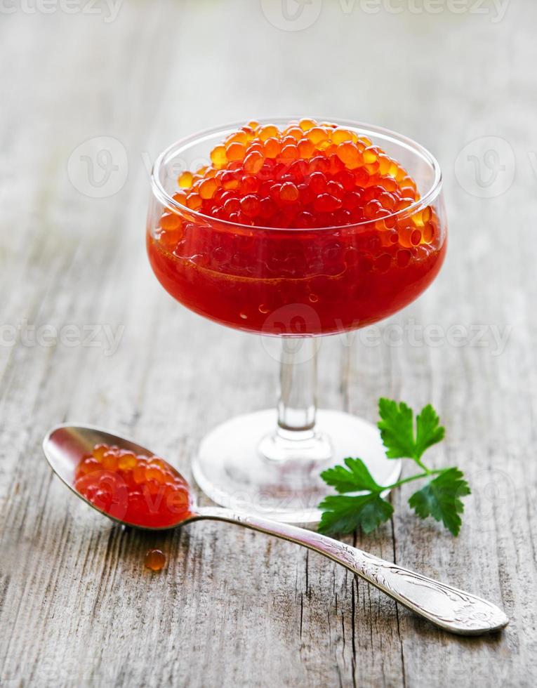 glas med läcker röd kaviar foto