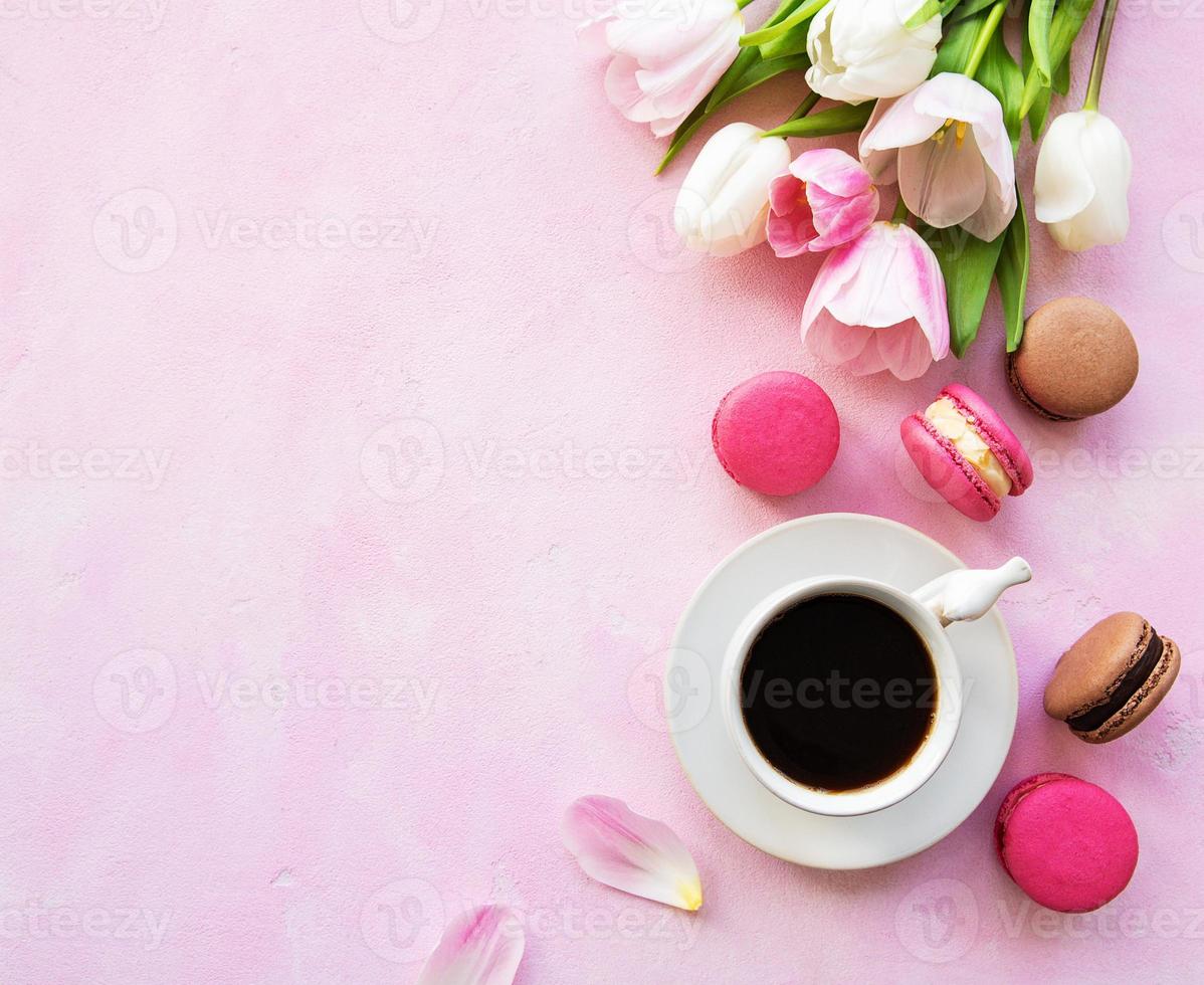 kopp kaffe och macaroons foto