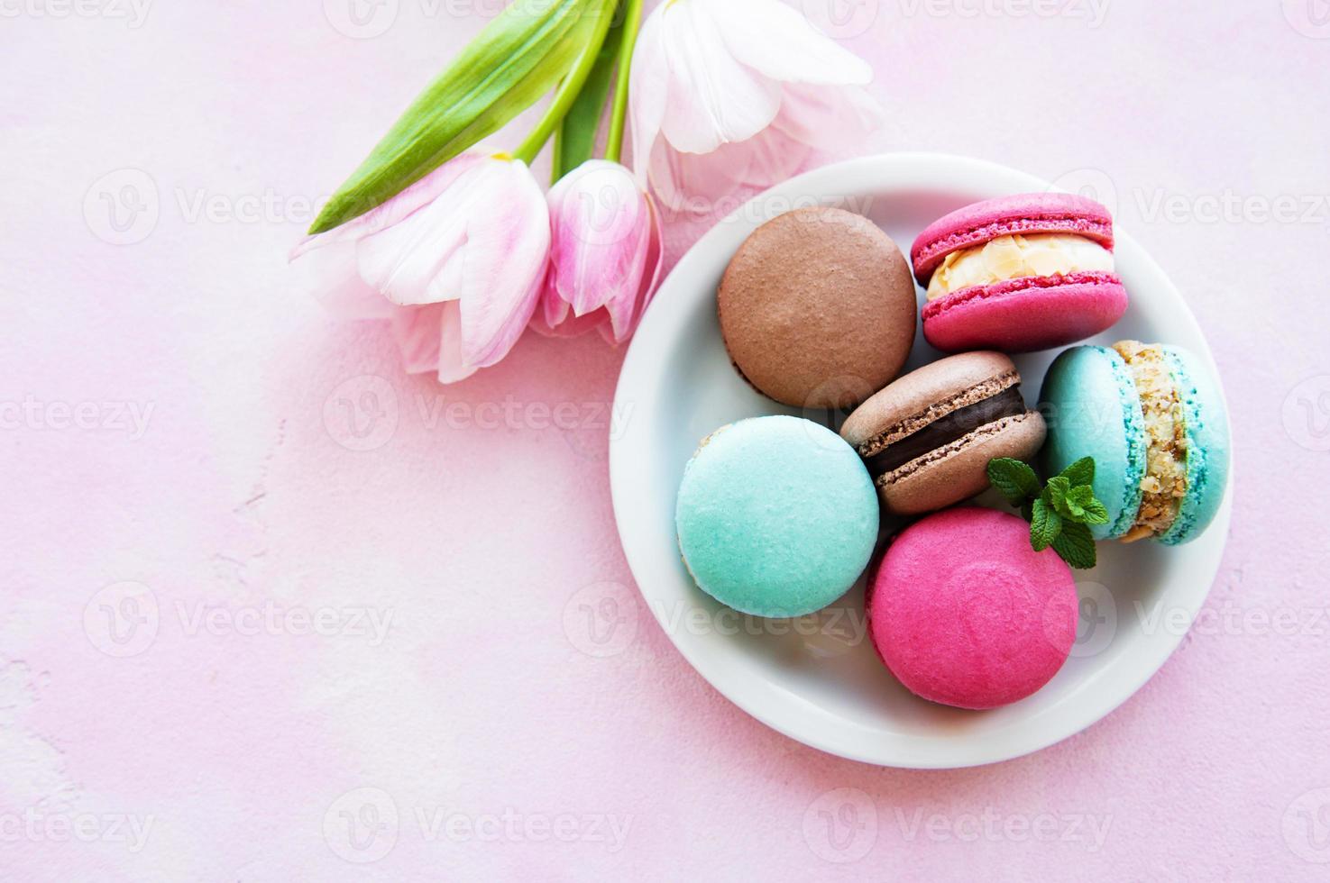 färgglada macaroons och tulpaner foto