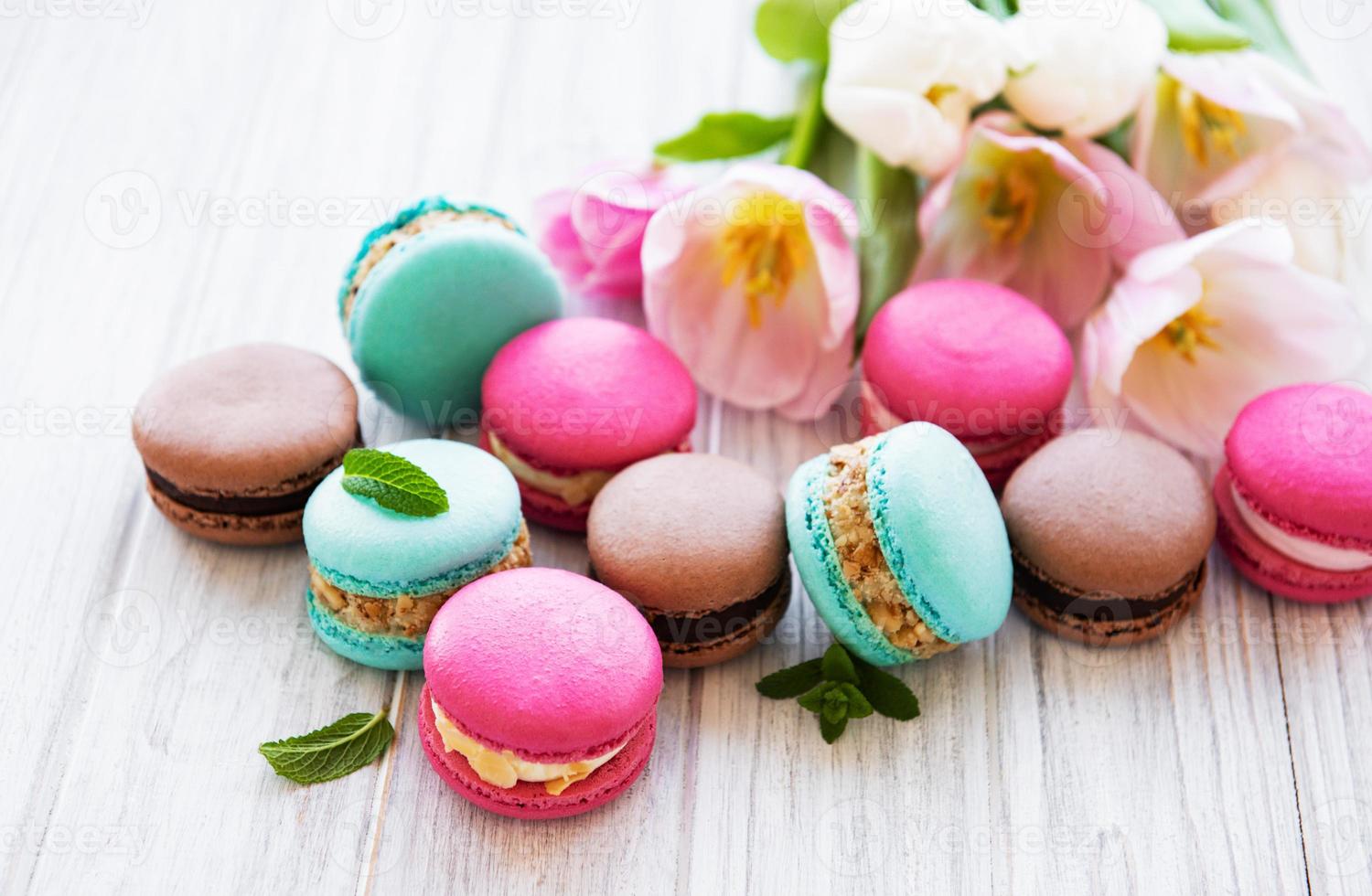 färgglada macaroons och tulpaner foto