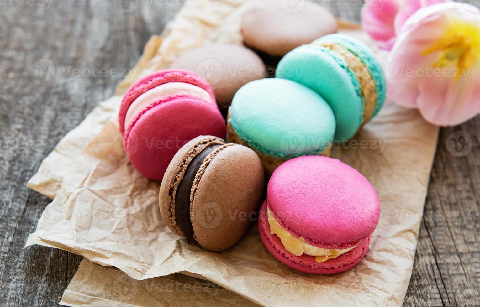 färgglada macaroons och tulpaner foto