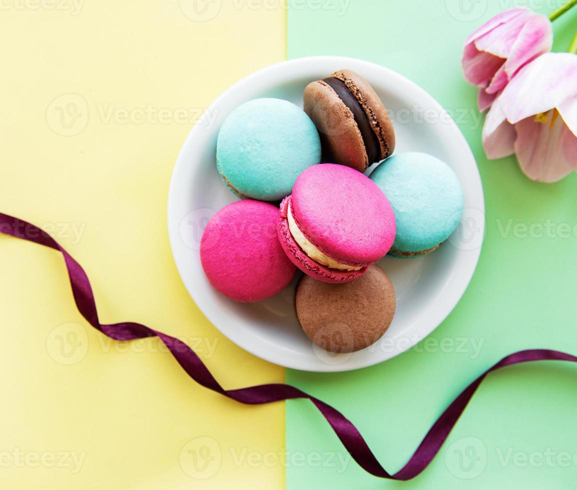 färgglada macaroons och tulpaner foto