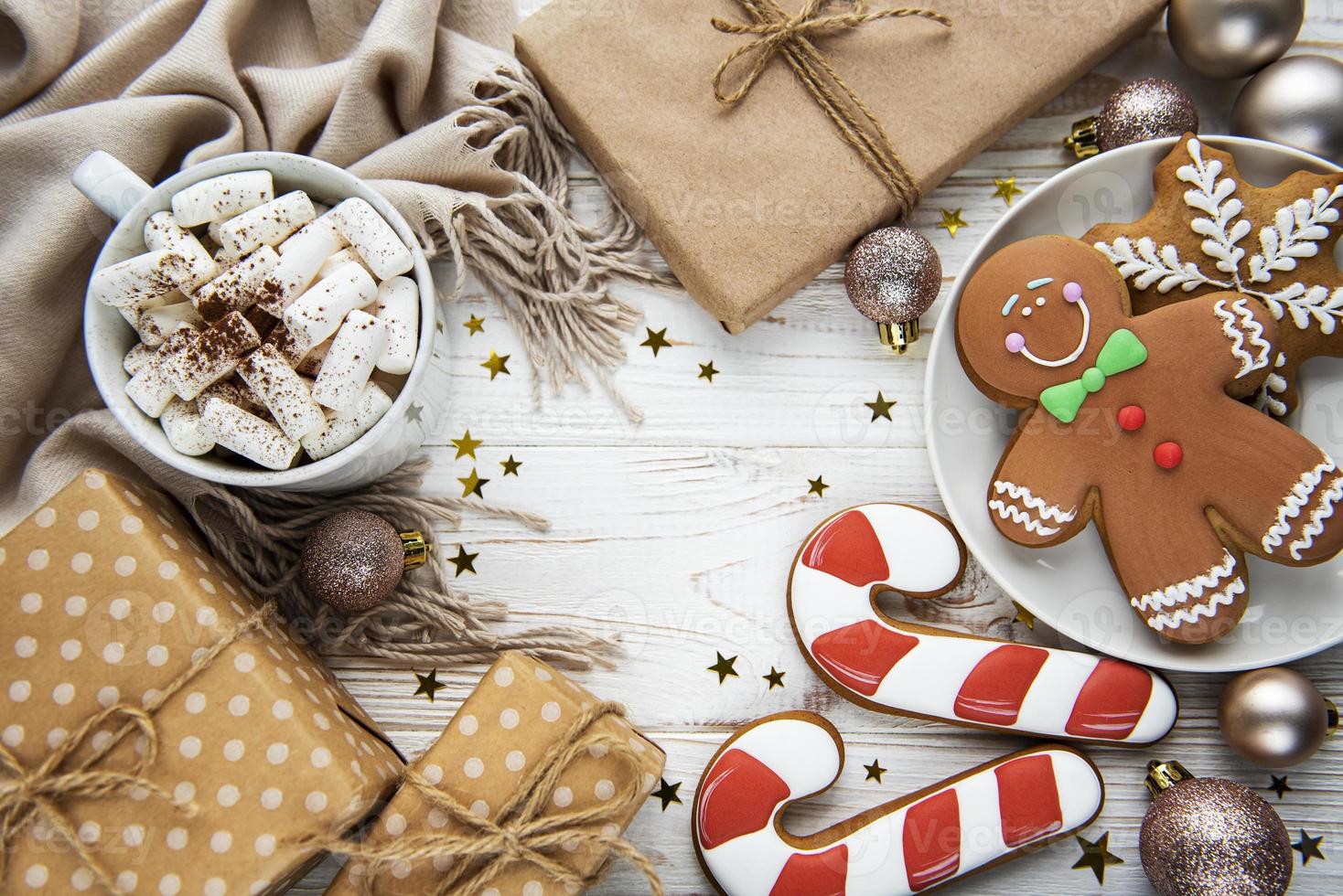 julbakgrund med presentförpackning, kakao och pepparkakor. foto