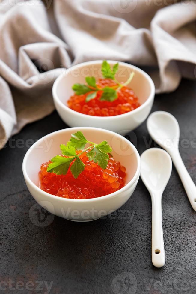röd kaviar i skålar foto