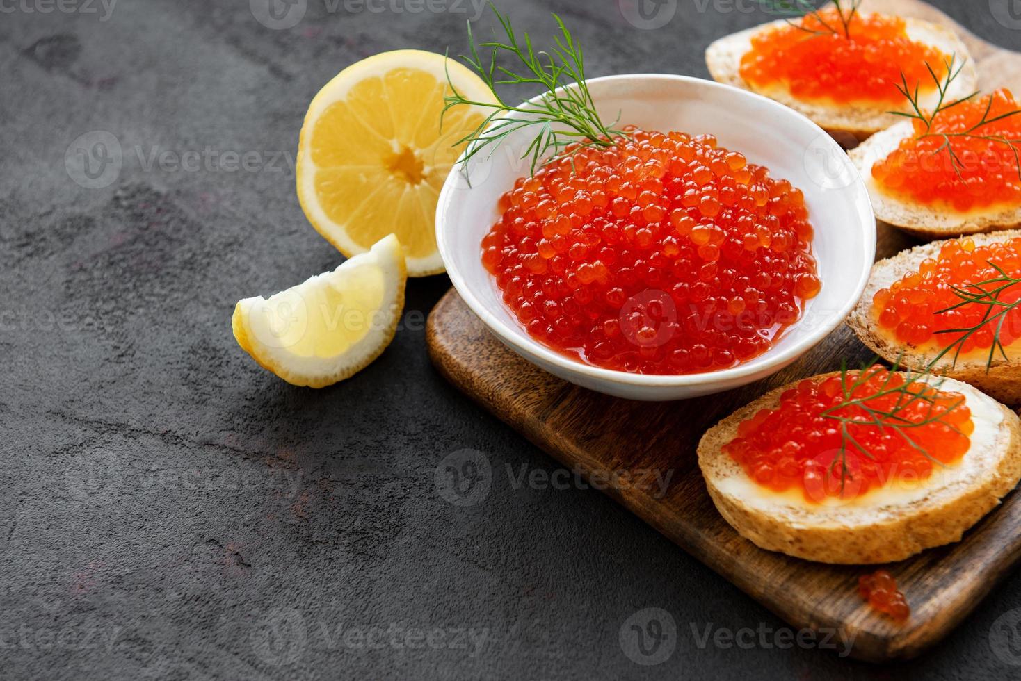 smörgåsar med röd kaviar foto