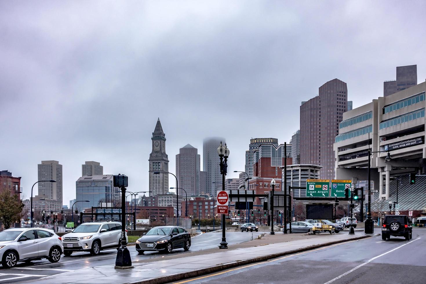 boston, massachusetts, 2021 - gatuscener på en regnig dag foto