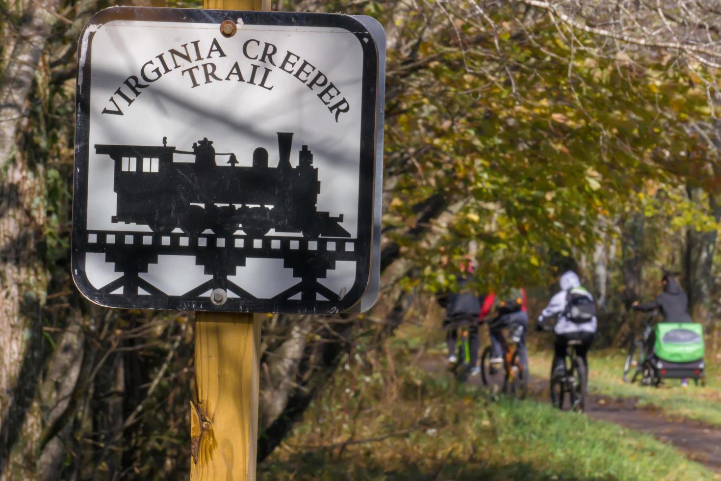 virginia, nc, 2021 - virginia creeper national rekreation trail på hösten foto