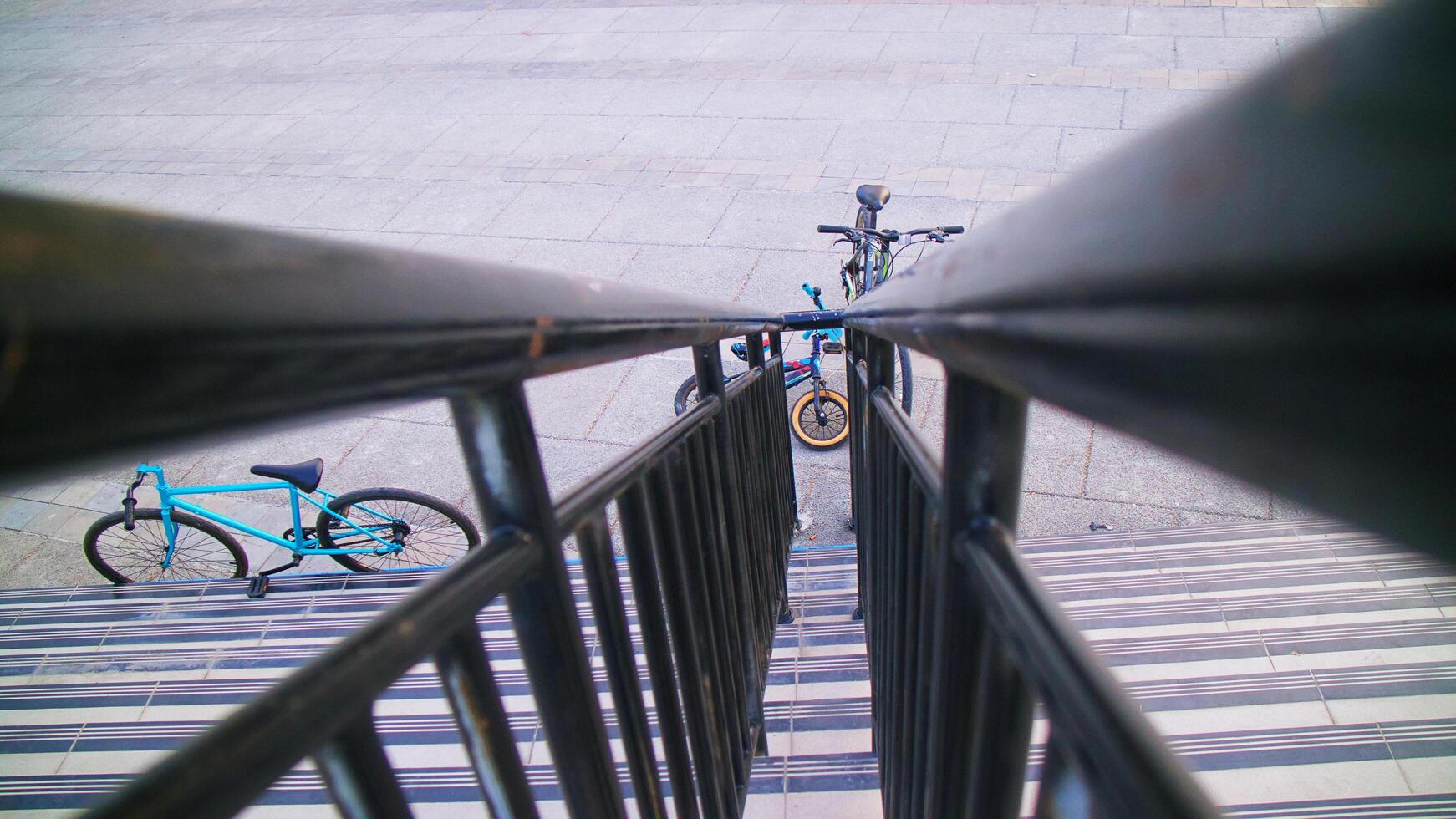 cyklar ställs i stadsparker i foto