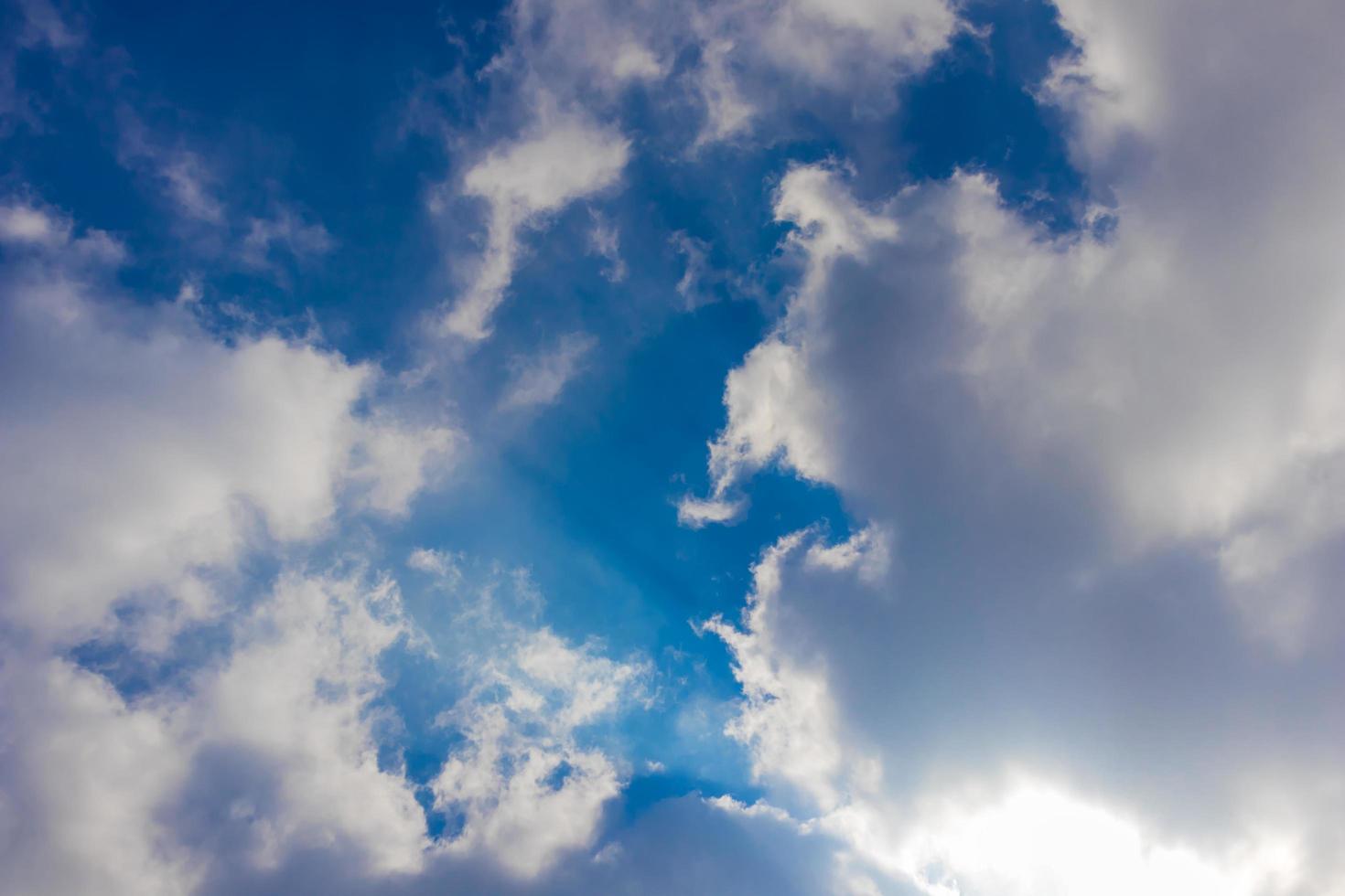 blå himmel med molnen foto