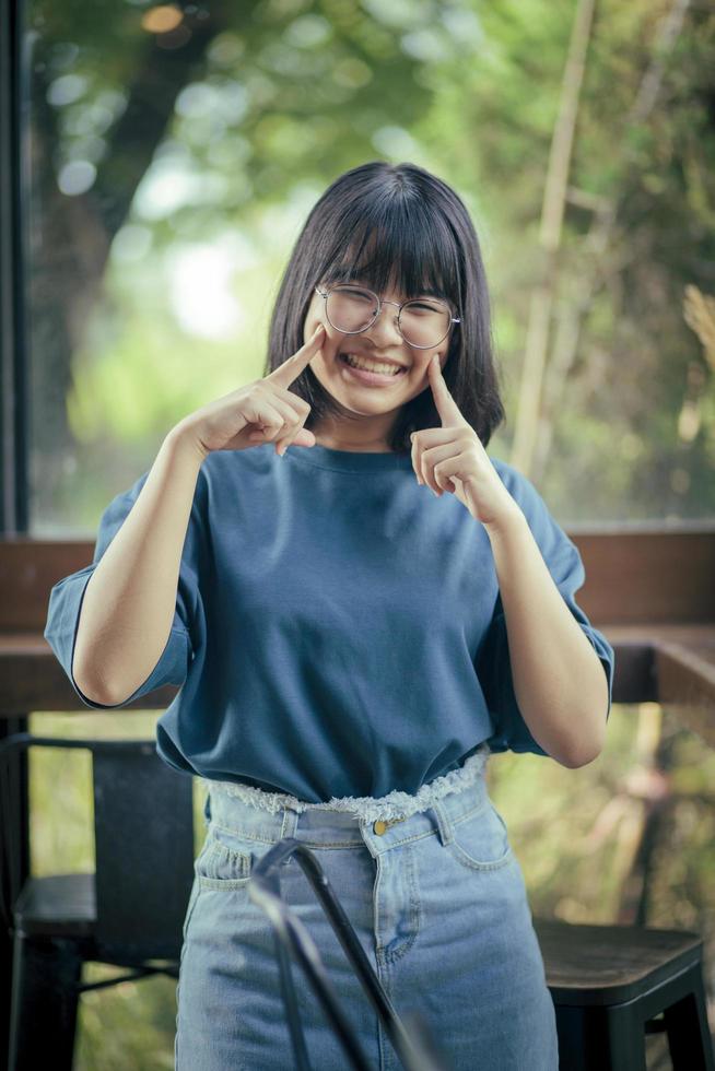 asiatisk tonåring toothy leende ansikte foto