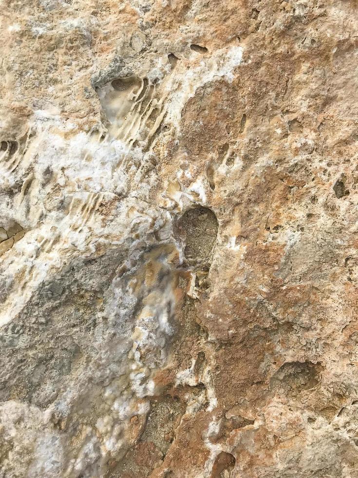 geologiska stenar, havsstenar på stranden. Foto