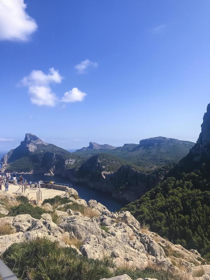 landskap utsikt över udde formentor, turister. Foto