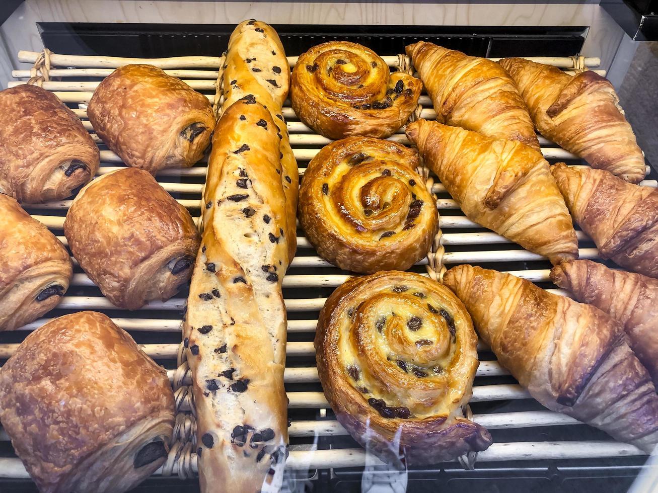 färska franska morgonbakelser i bageri. Foto