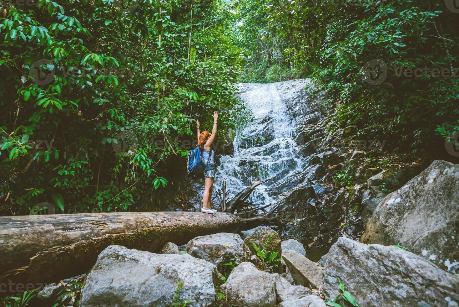 kvinnor reser. kvinna asien resenärer reser natur skogar, berg, vattenfall. resa siliphum vattenfall i chiangmai, i thailand. foto
