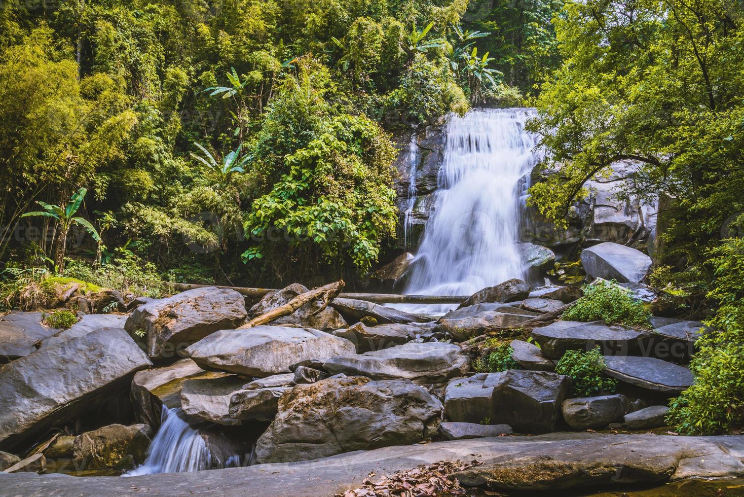bakgrundsbild natur skog kulle vattenfall. thailand doi inthanon. reser naturen. resa slappna av. siliphum vattenfall. foto