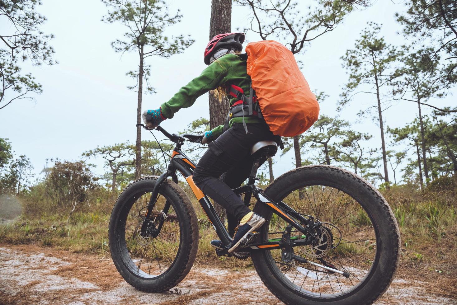 asiatiska kvinnor resefotografi naturen. resa slappna av cykla vildmarken i det vilda. thailand foto