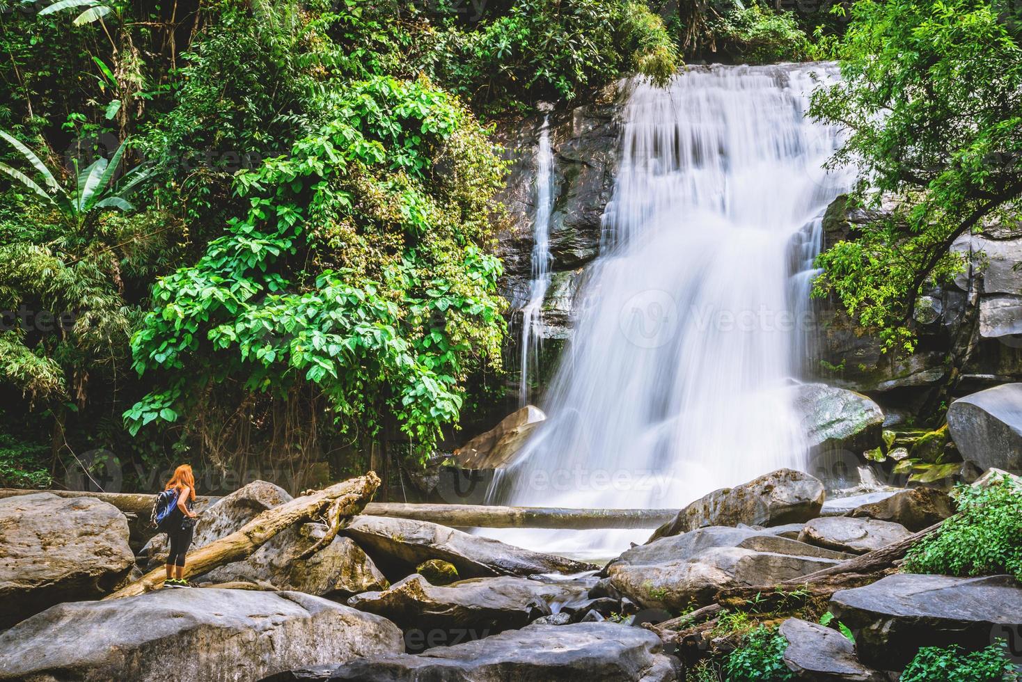 kvinnor reser. kvinna asien resenärer reser natur skogar, berg, vattenfall. resa siliphum vattenfall i chiangmai, i thailand. foto