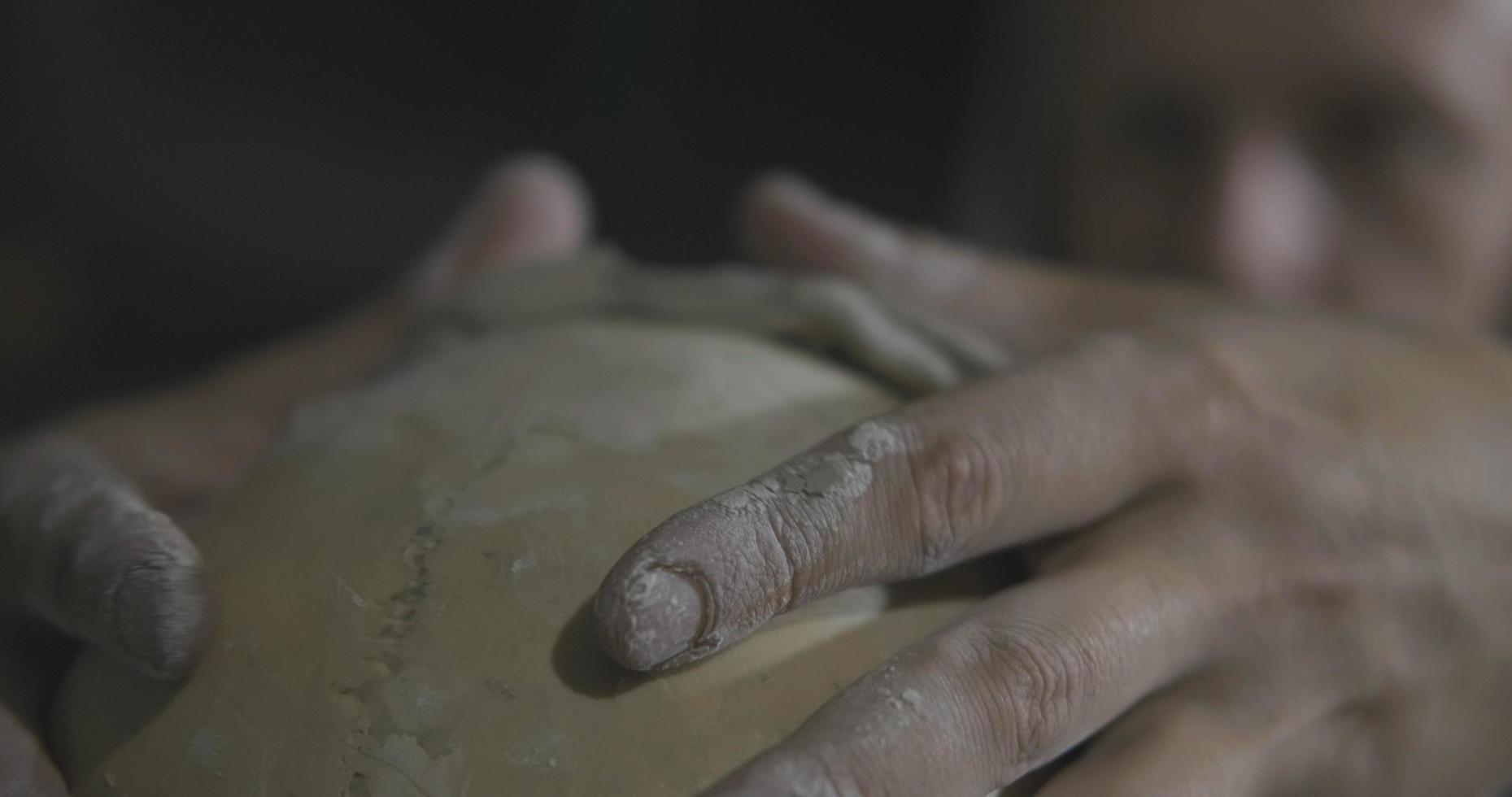 skulptör arbete med lera porträtt av kvinna i mörk studio uhd4k foto