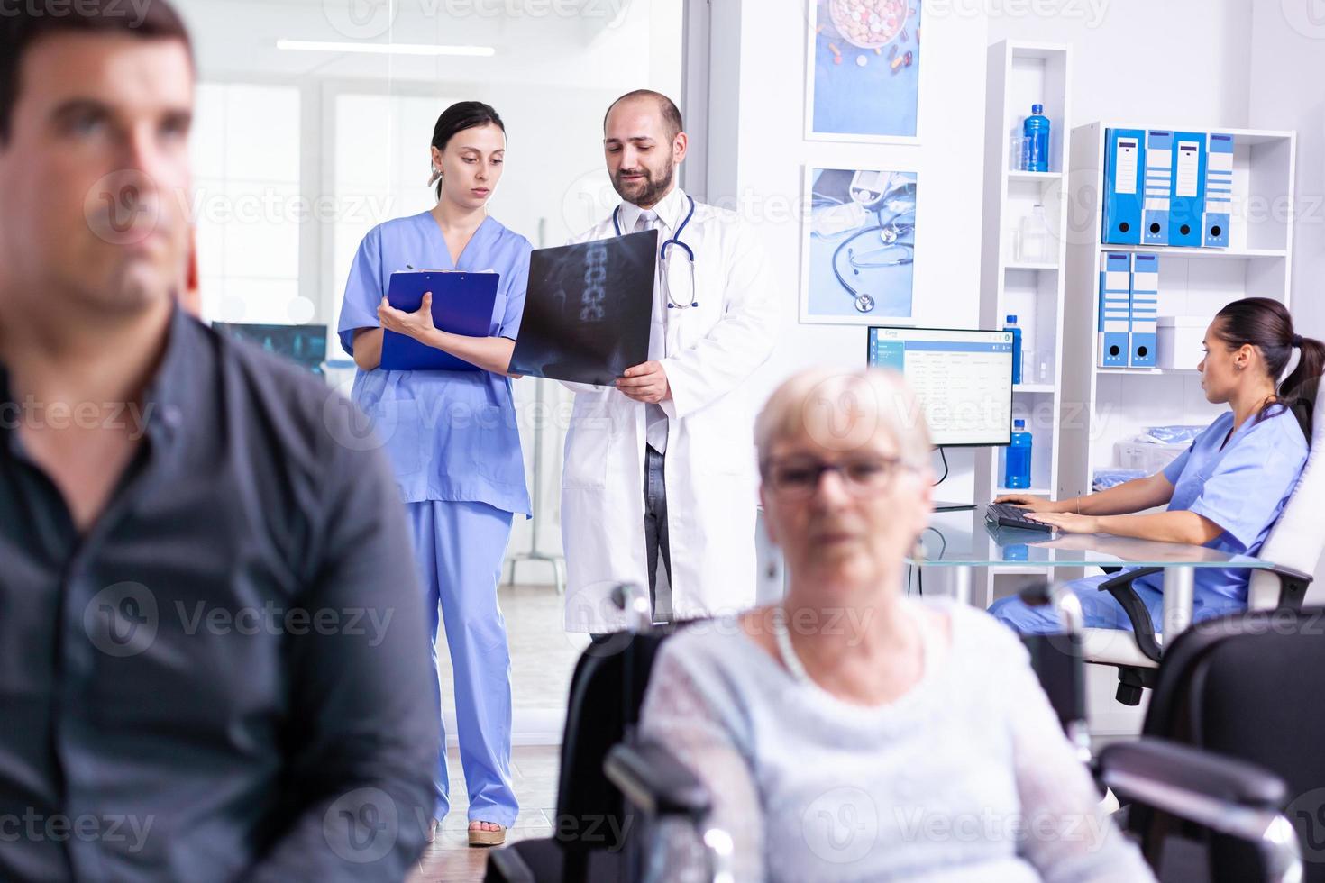 medicinsk personal diskuterar diagnos foto