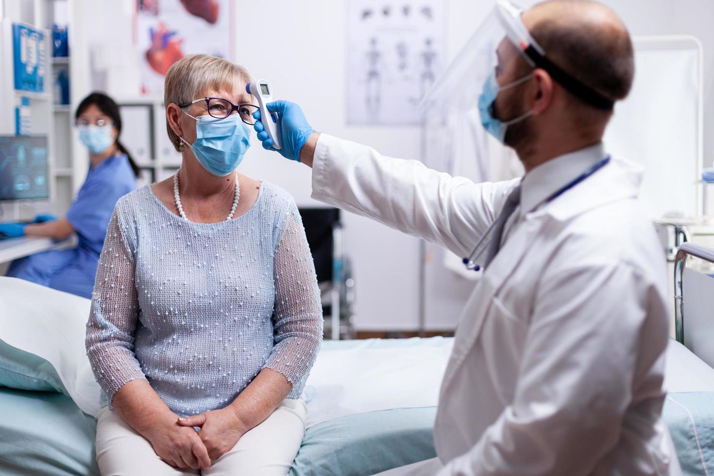 kontrollera patientens temperatur foto