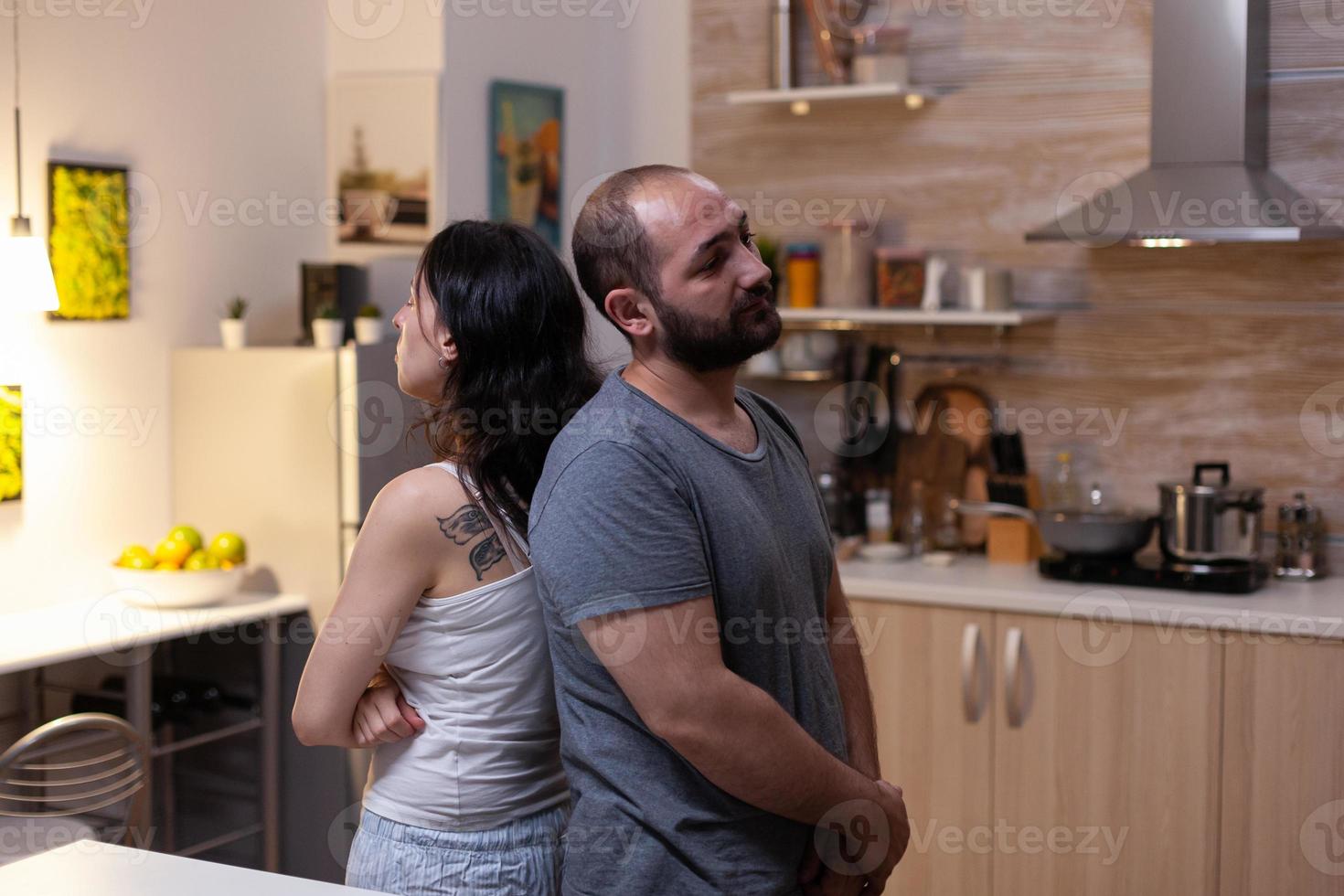 kaukasiska par som har äktenskapsproblem och slåss foto
