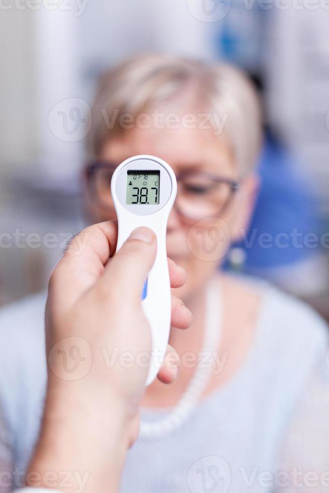 senior patient som har hög temperatur foto