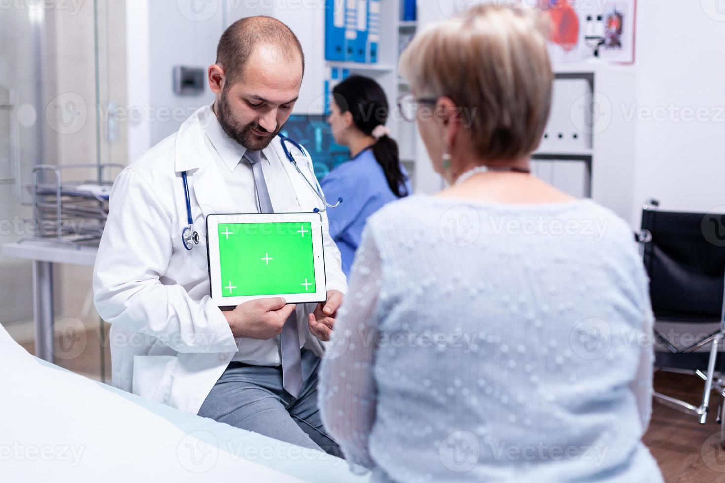 läkare med grön skärm tablett foto