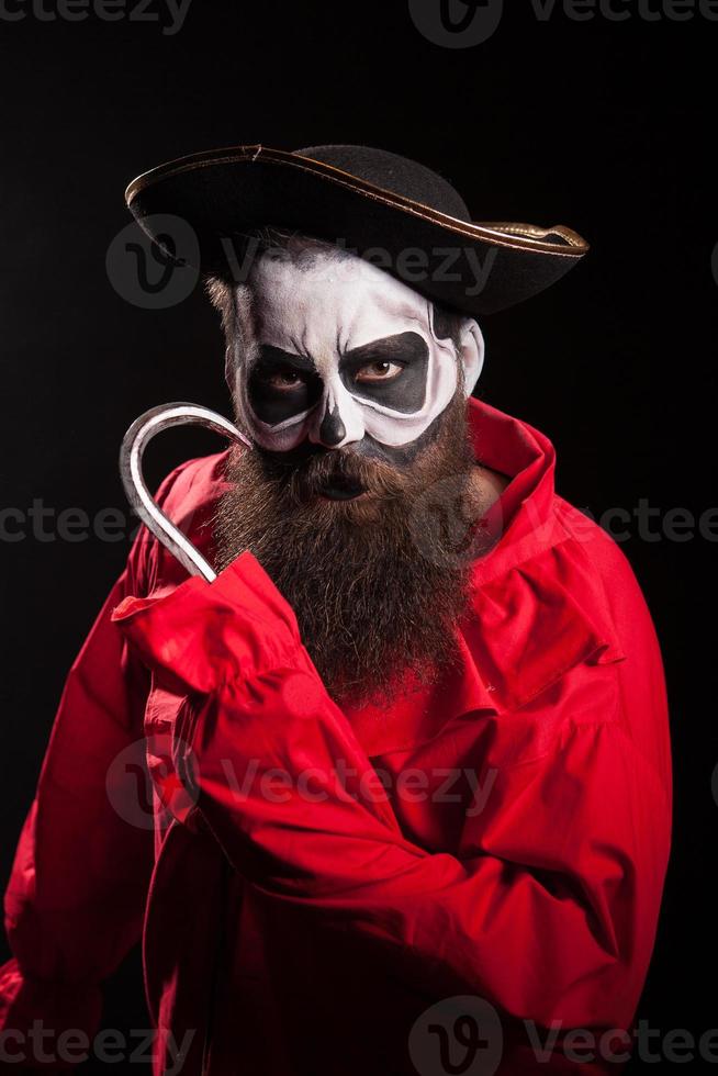 man med långt skägg utklädd som en spöklik pirat foto