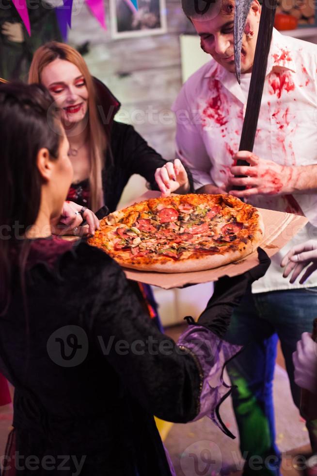 upphetsad grupp vänner om pizza foto