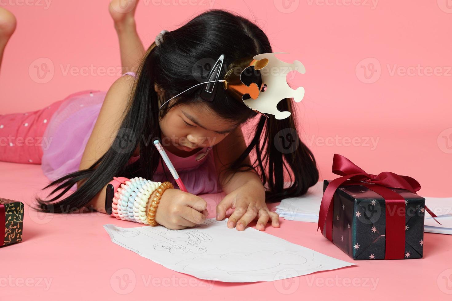 barn skriver meddelanden foto