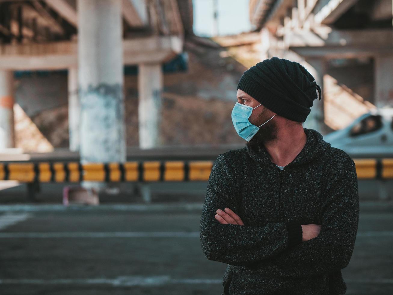 hipster i en medicinsk mask foto