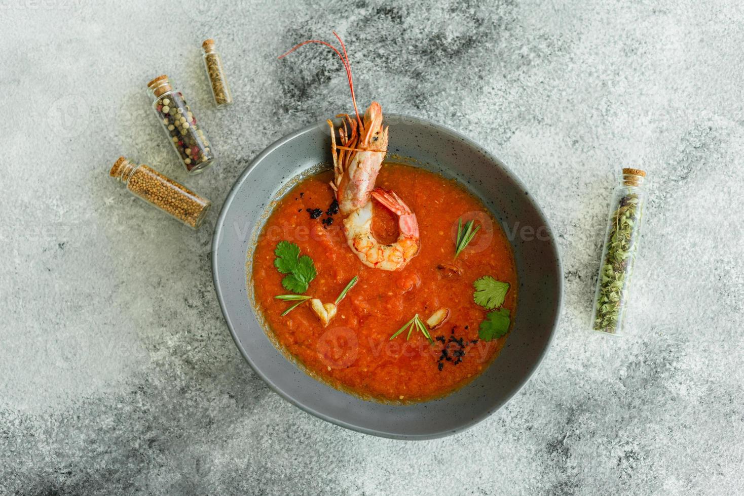 närbild av en spansk kall grönsakssoppa gazpacho foto