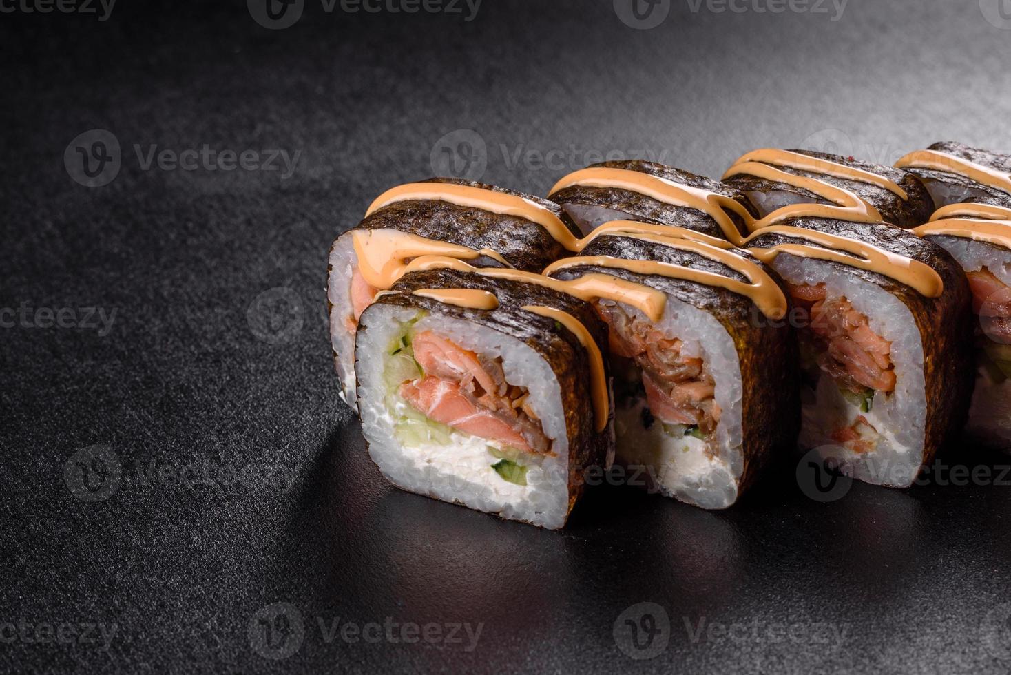 traditionell läcker färsk sushi roll på en svart bakgrund foto