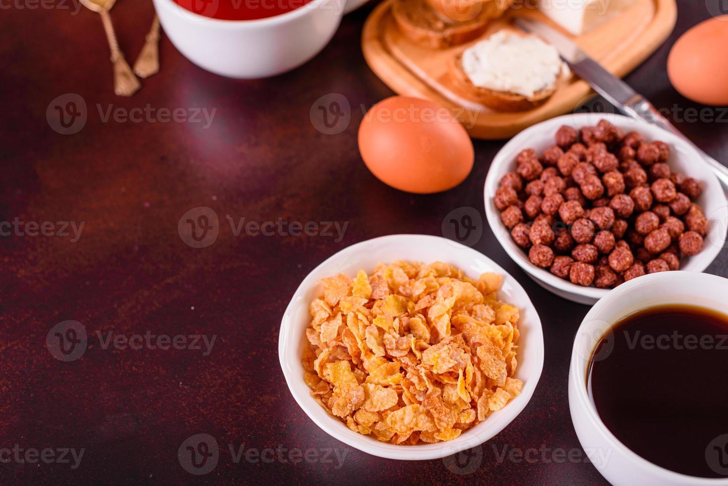 smakrik och näringsrik frukost med granola, flingor och nötter. hälsosam mat foto