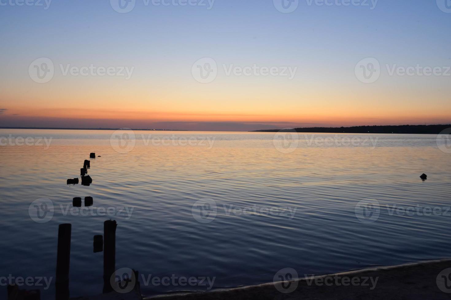 solnedgång i havet lagunen foto