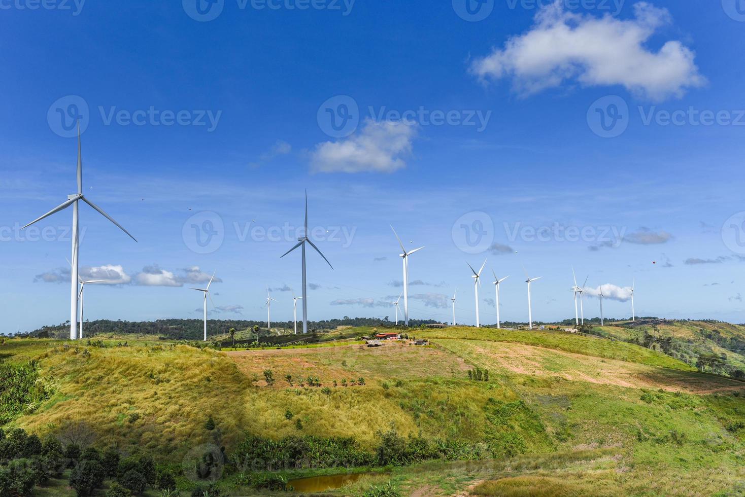 vindturbin landskap naturlig energi grön eko kraftkoncept på vindkraftverk gård blå himmel bakgrund. foto