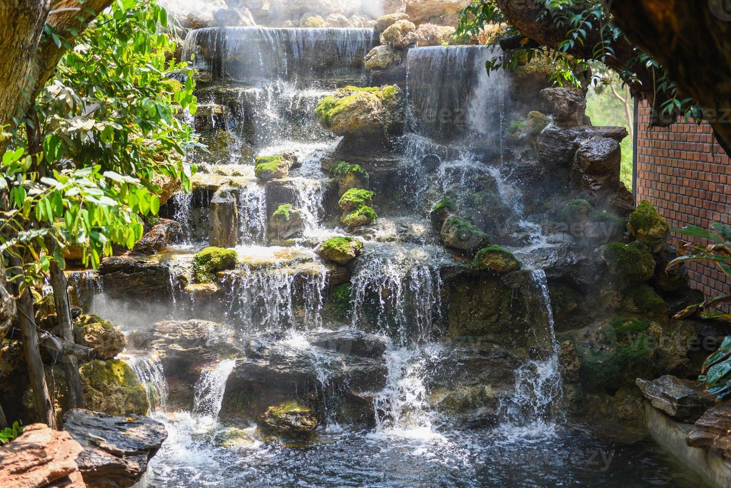 vattenfall i thailand, vackert vattenfall i trädgården på bakgården foto