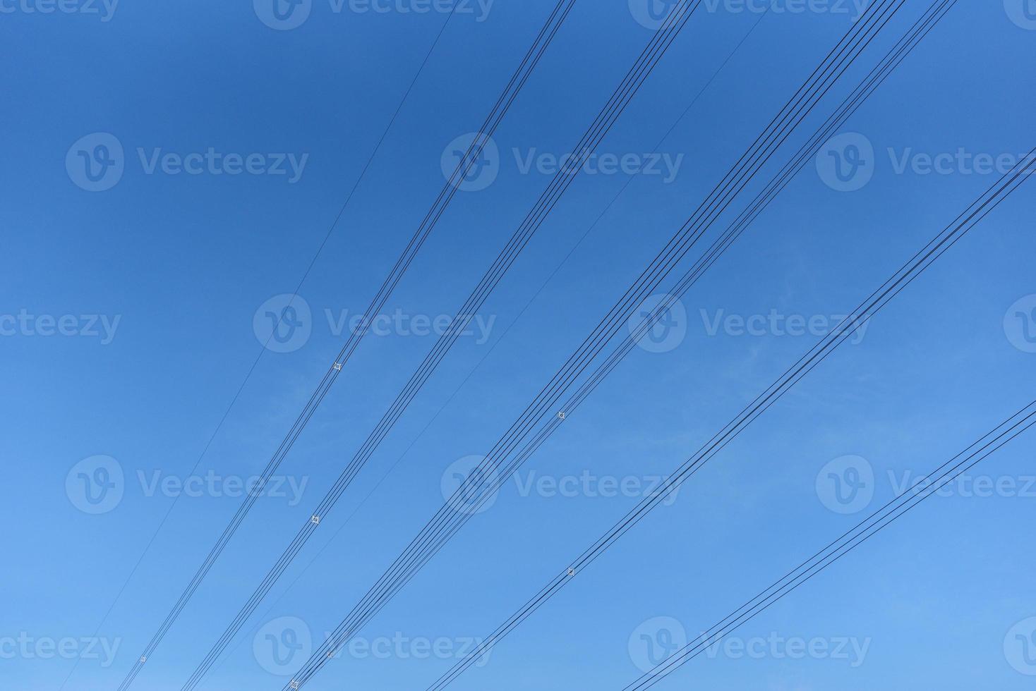 tråd högspänning stolpe, hög spänning torn himmel bakgrund, el elektrisk kraft transmissionsledningar foto