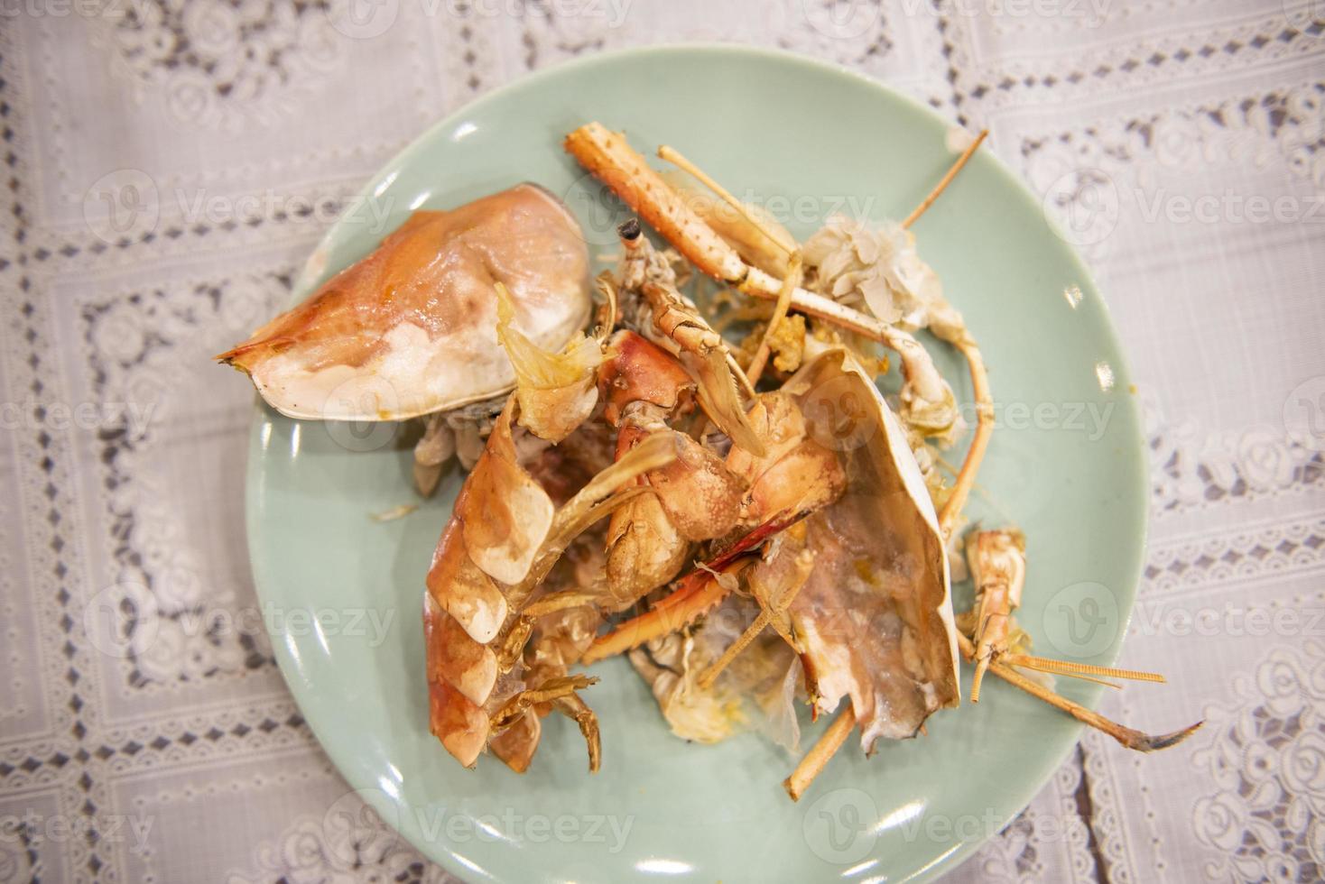 matavfall tallrik med skaldjur - tallrik efter att ha ätit skaldjur räkor, smutsiga rätter foto
