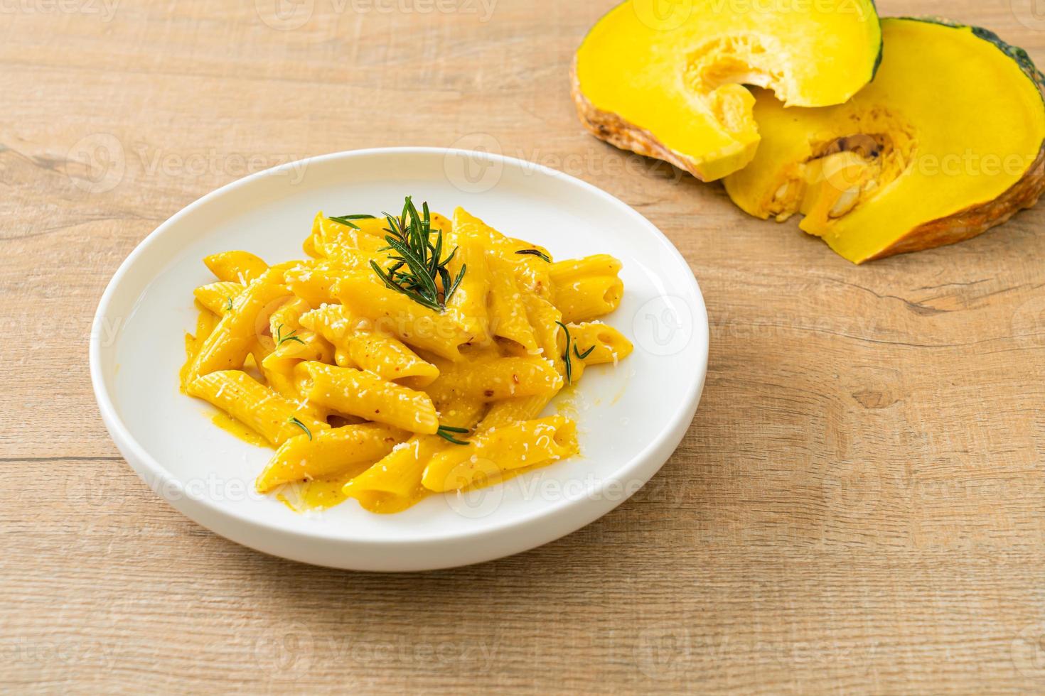 penne pasta med krämig sås av butternutpumpa foto