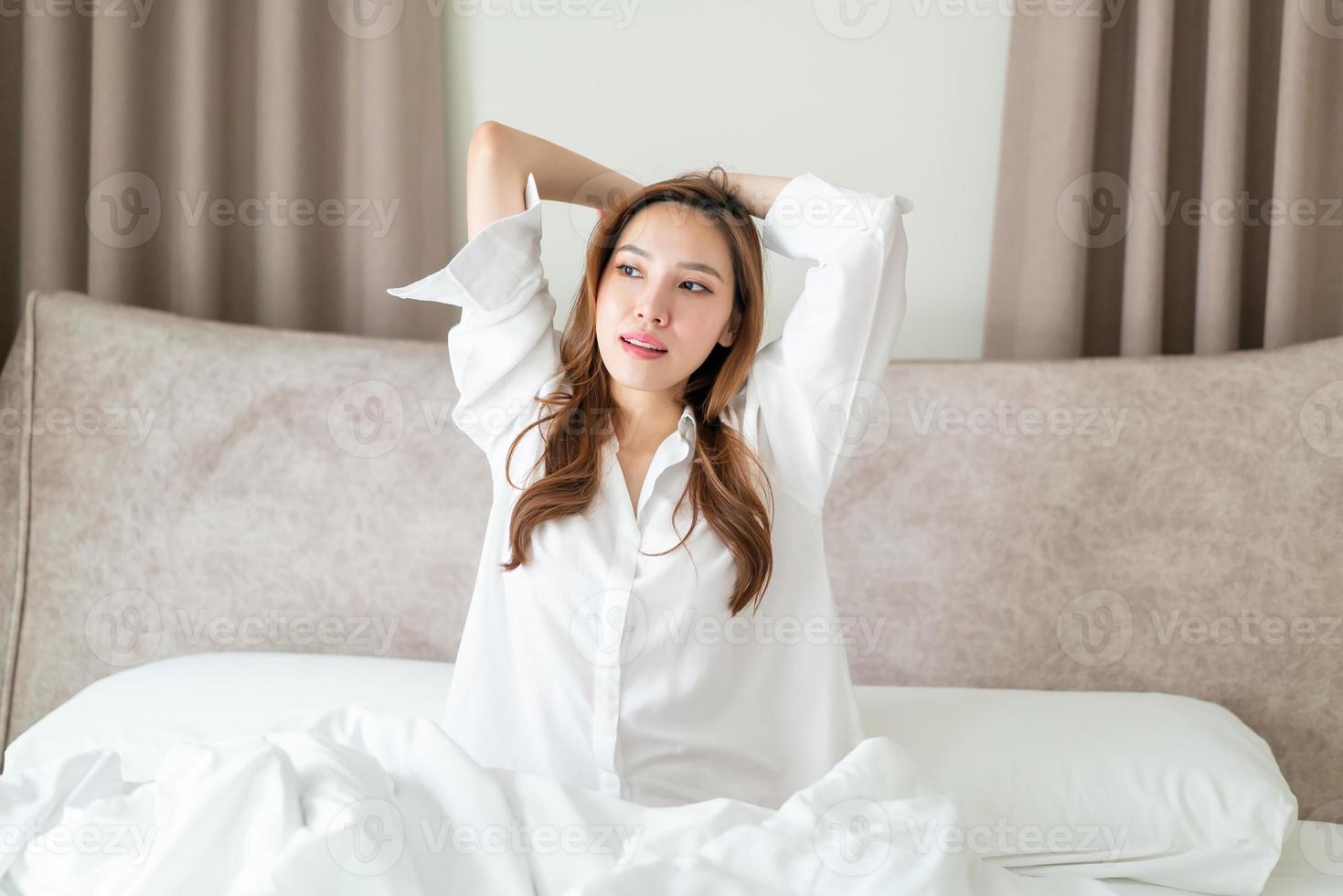 porträtt vacker kvinna vaknar på sängen foto