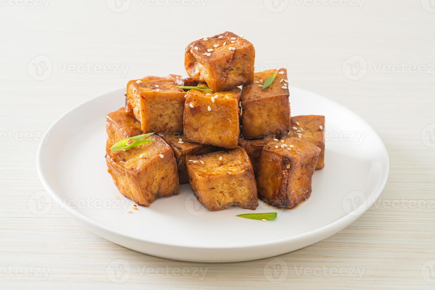 stekt tofu med vit sesam och teriyakisås foto